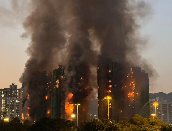 Aumenta la tragedia en Hong Kong: 128 muertos y una búsqueda a contrarreloj de sobrevivientes