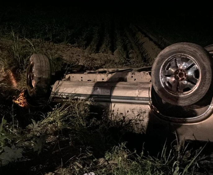 Choque por supuesta invasión de carril en carretera de Ahome termina en volcadura