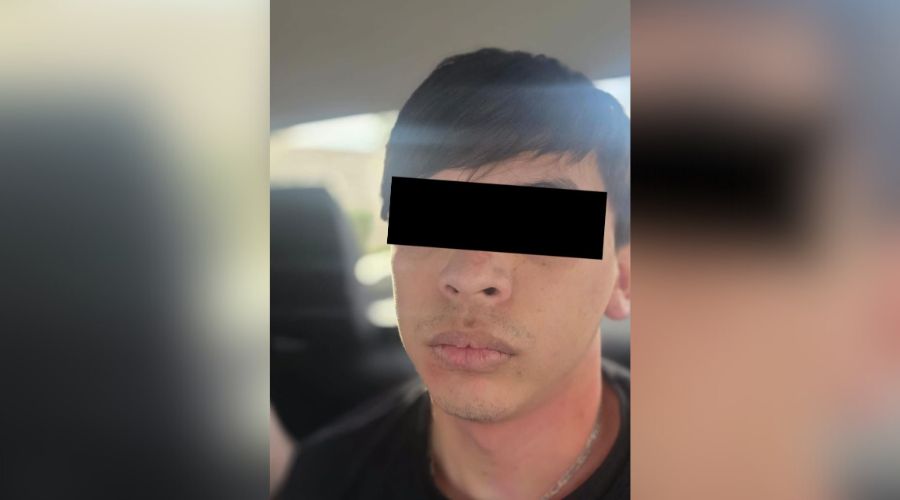 Persona en calidad de detenido dentro de un carro con los ojos tapados