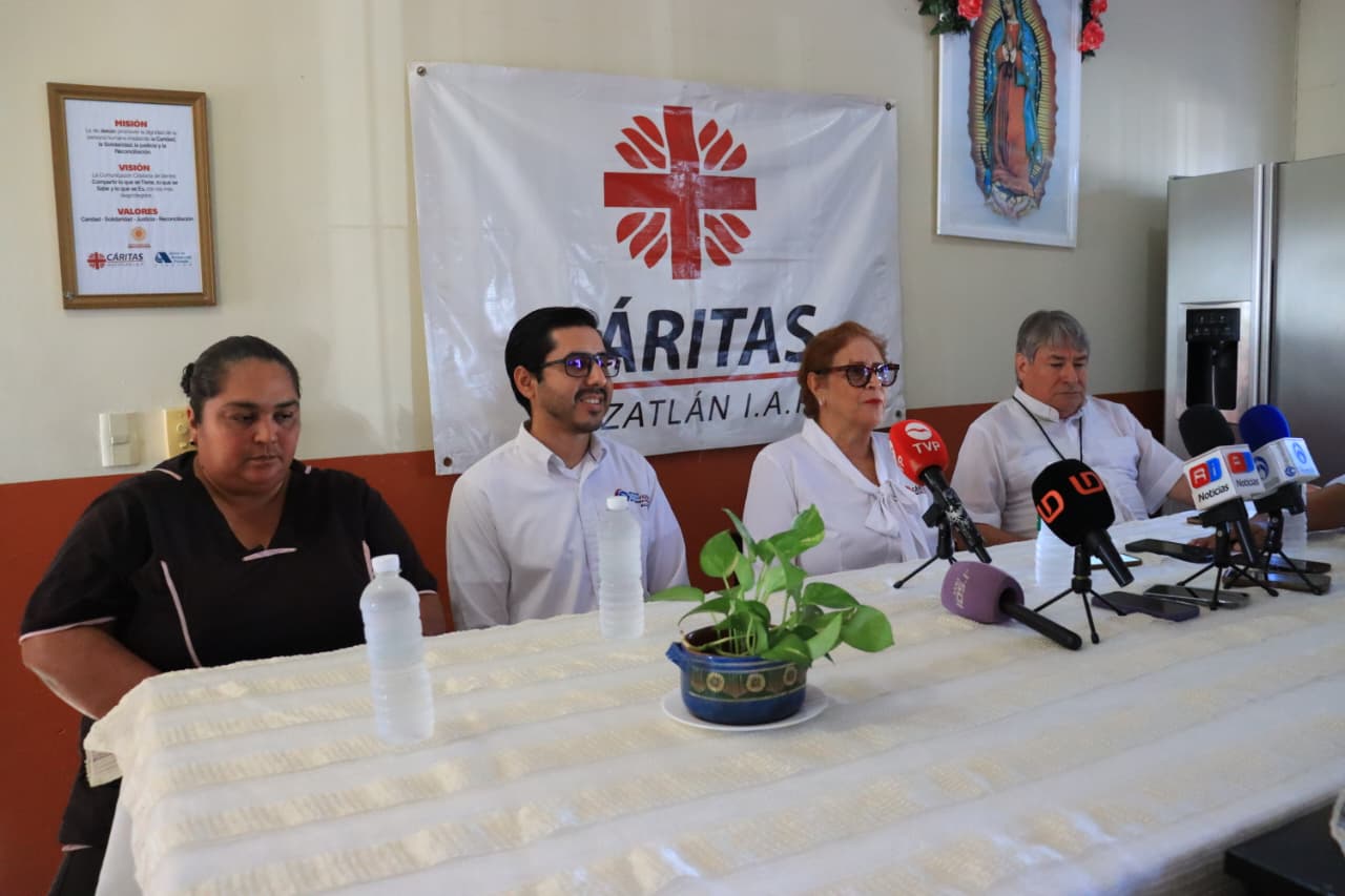 Representantes de Cáritas Mazatlán y la clínica Oftavisión en una conferencia de prensa