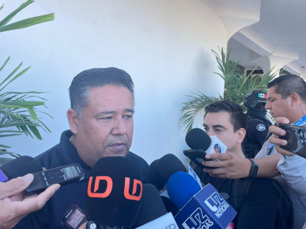 Carlos Francisco Rodríguez Ponce, secretario de seguridad pública en Ahome junto a micrófonos de los medios de comunicación 