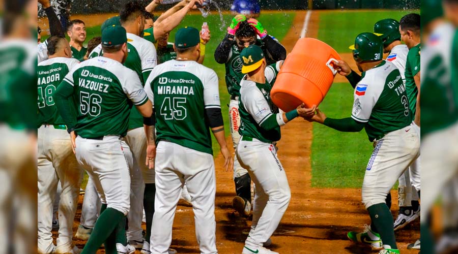 El jugador de Cañeros de Los Mochis, Carlos Soto Jr. fue ovacionado por su propio equipo al acabar el juego contra Tomateros de Culiacán