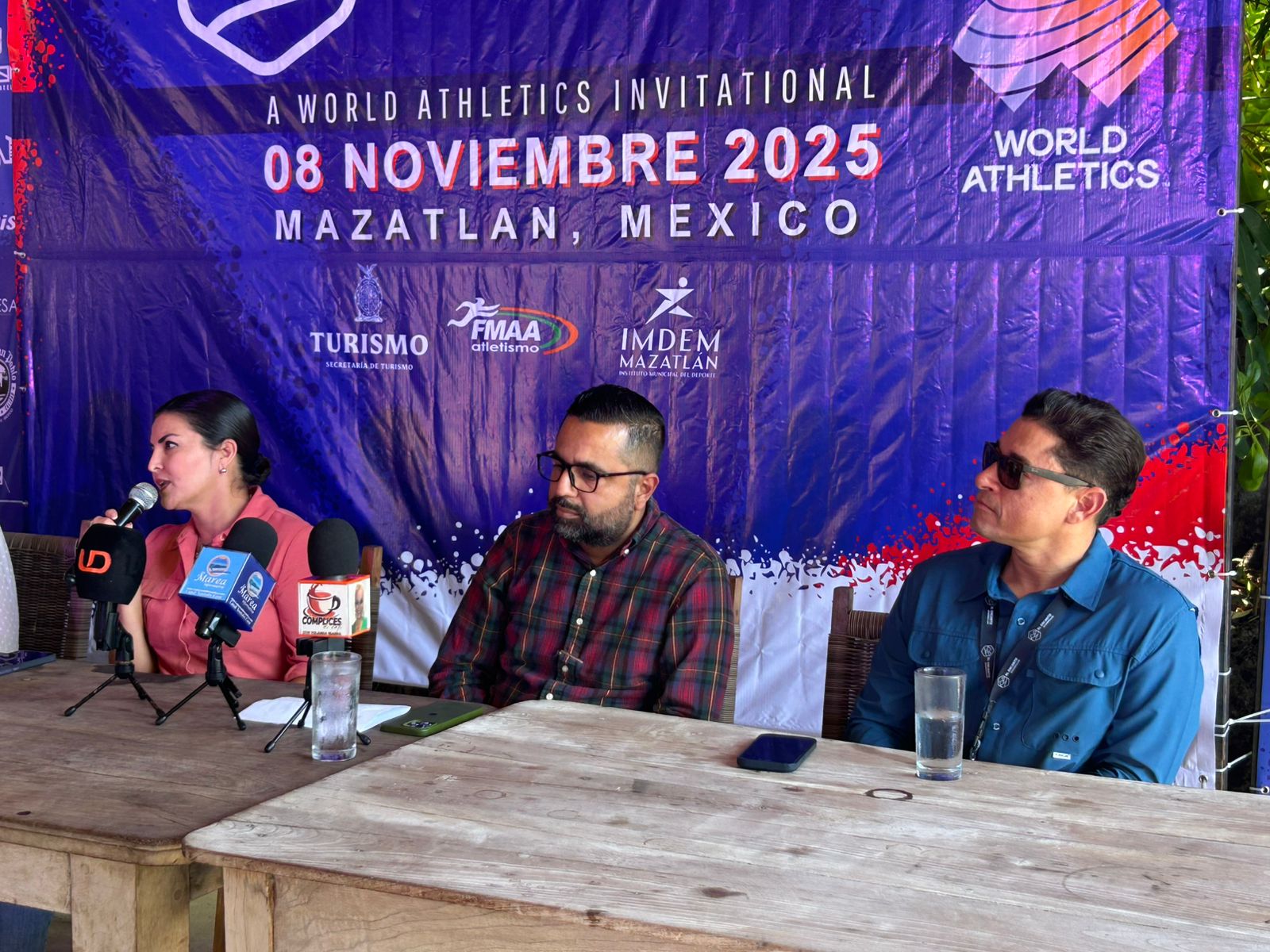 Personas en una rueda de prensa para anunciar la Carrera Pedestre El Encanto Desarrollos-Urbanianos Premier 5 y 10 K