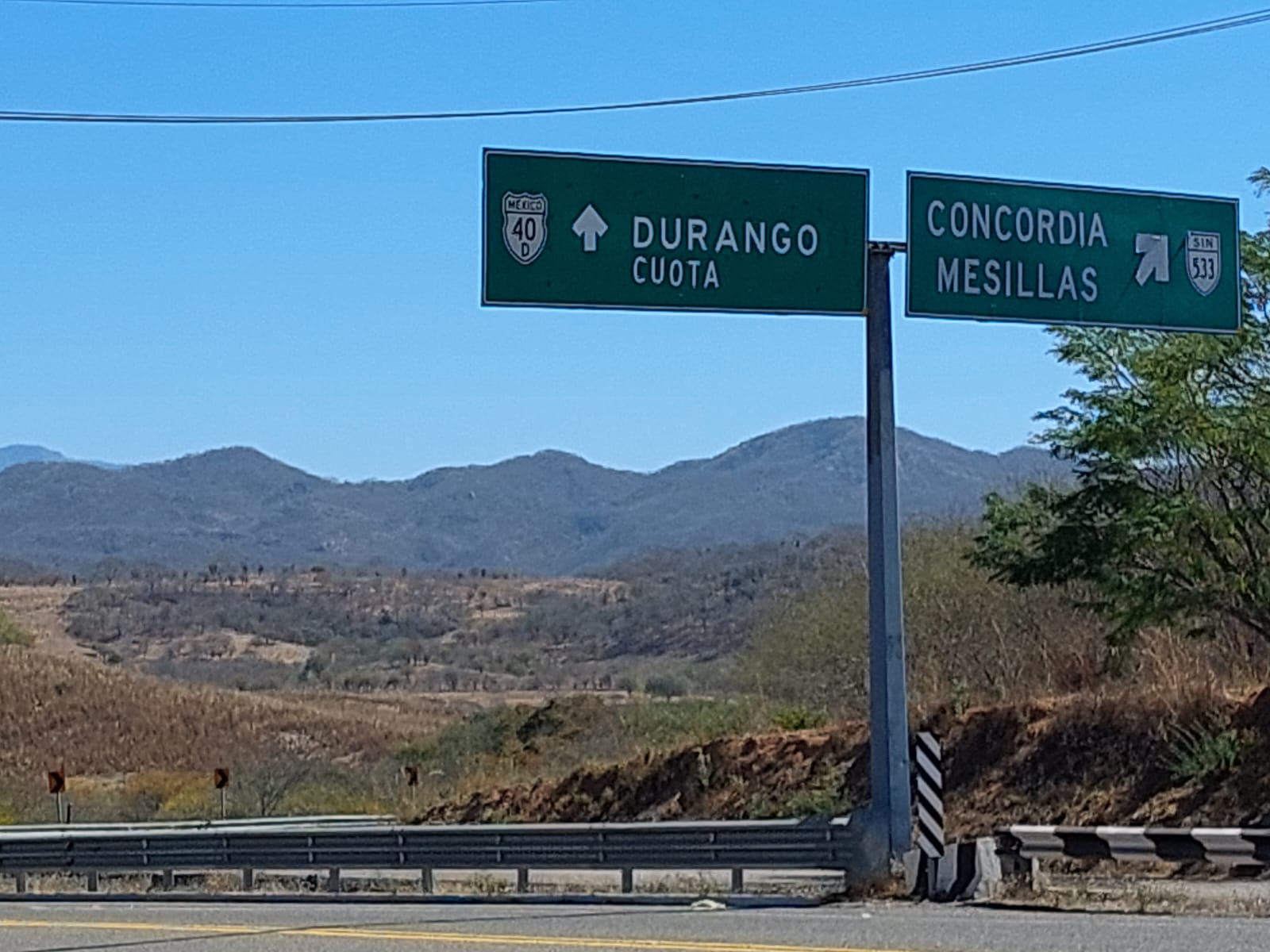 Letrero verde con leyenda de Durango cuota en la carretera Mazatlán-Durango