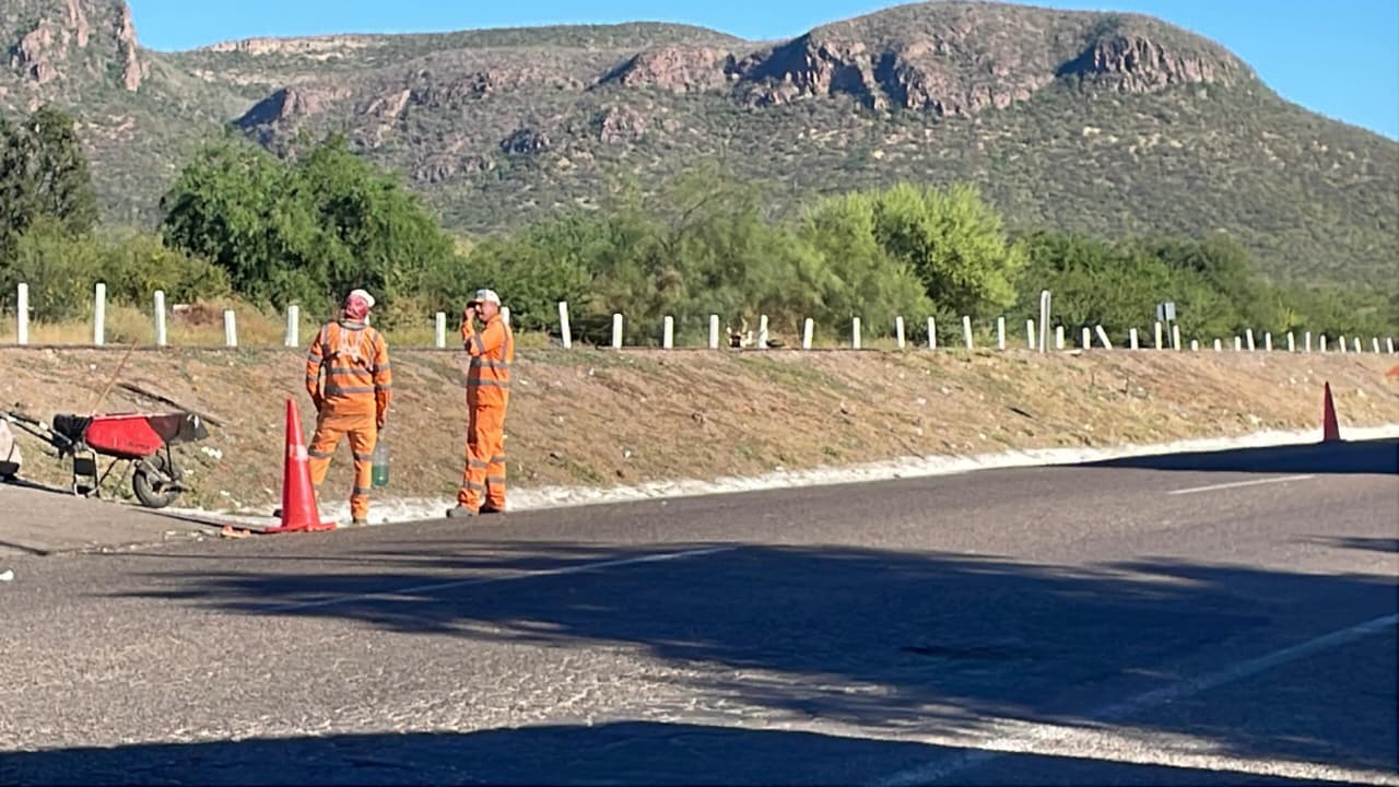 Hombres de naranja trabajando en carretera internacional de Sinaloa