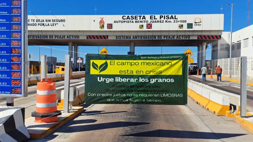 Carril de la caseta tapada con lona de productores