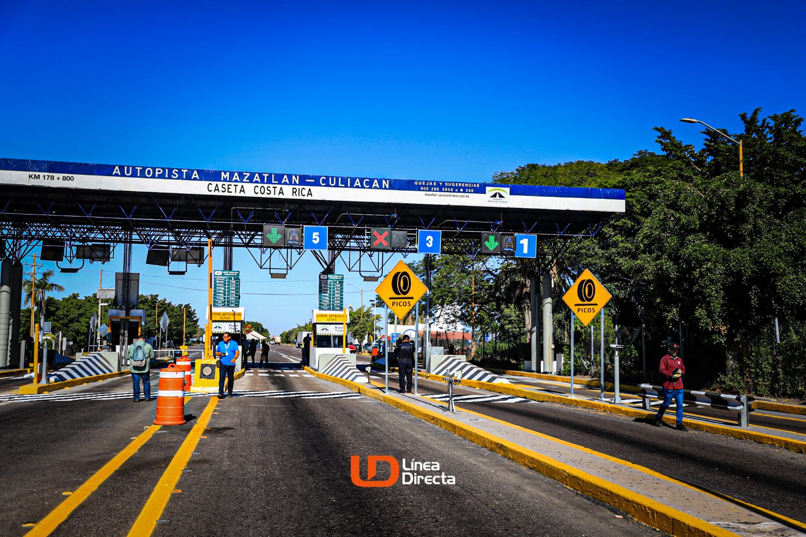 Caseta de Costa Rica con personas que van a bloquearla