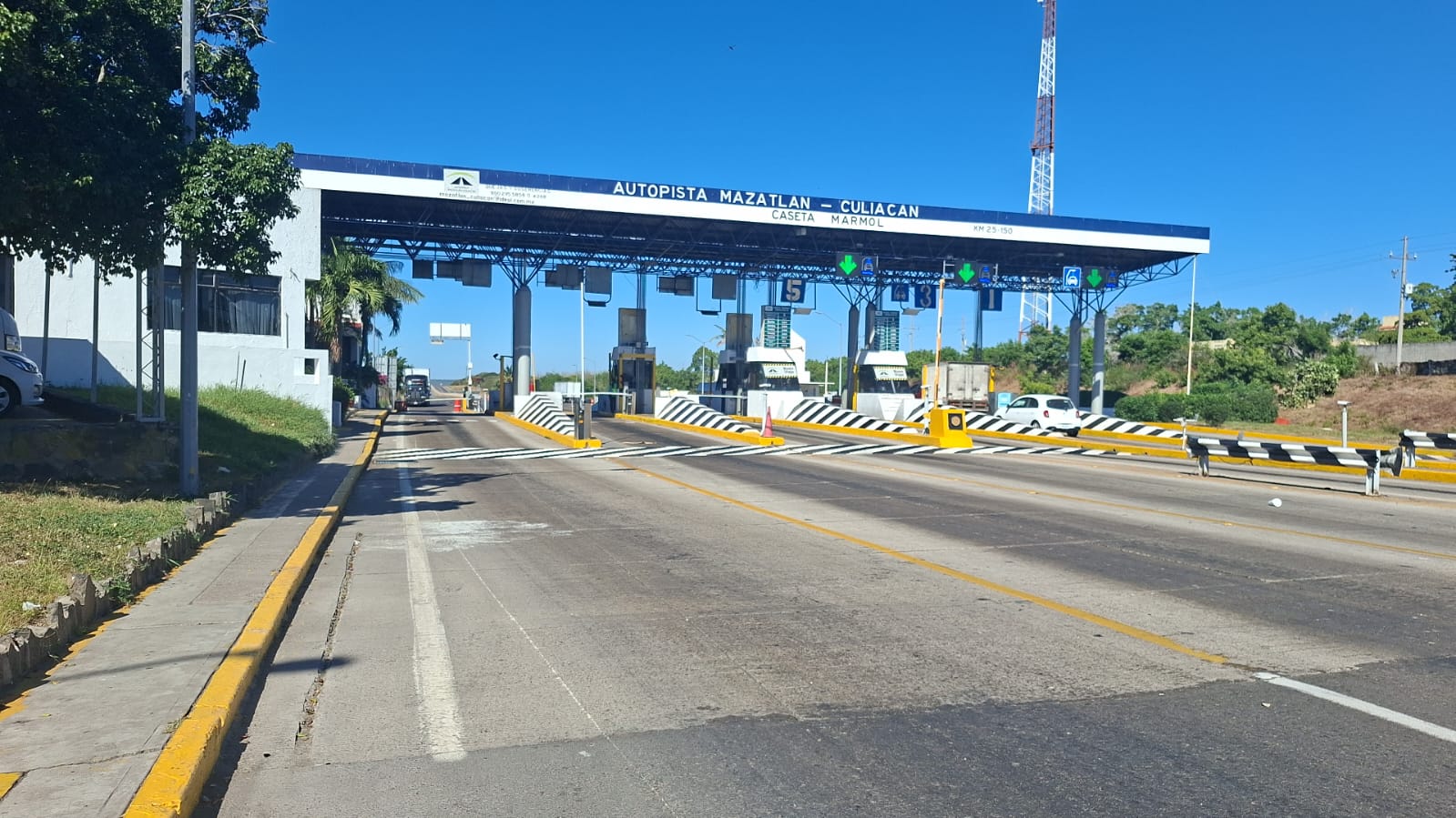 Caseta de peaje en la autopista Mazatlán-Culiacán