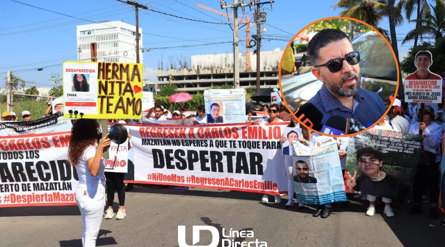 En grande un grupo de personas en Mazatlán haciendo una marcha con carteles de protesta y fichas de búsqueda de personas desaparecidas, en un circulo pequeño a la derecha el vicefiscal Isaac Aguayo Roacho dando declaraciones a los medios de comunicación