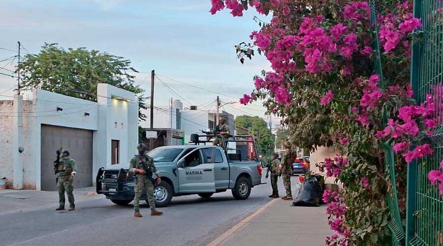 Elementos de la Marina Armada resguardan domicilio mientras se realiza un cateo en Guasave