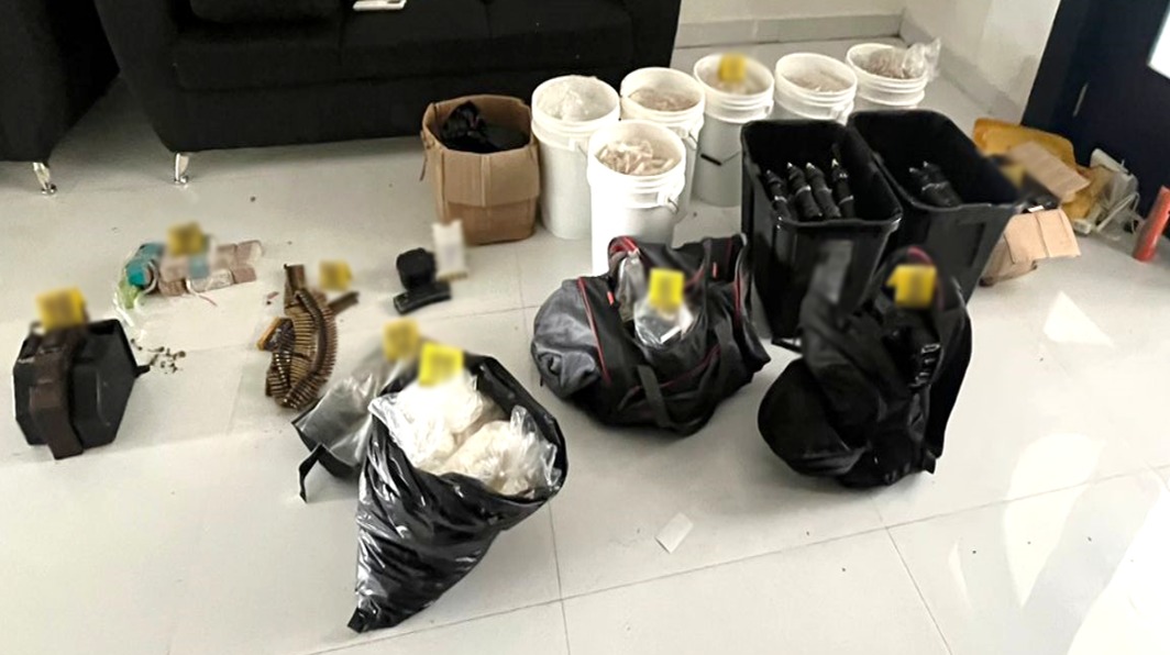Cateo en Culiacán deja una camioneta blindada, miles de cartuchos y más de 40 explosivos asegurados