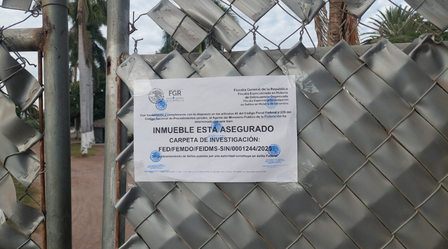 Elementos de seguridad colocan sello de aseguramiento tras orden de cateo