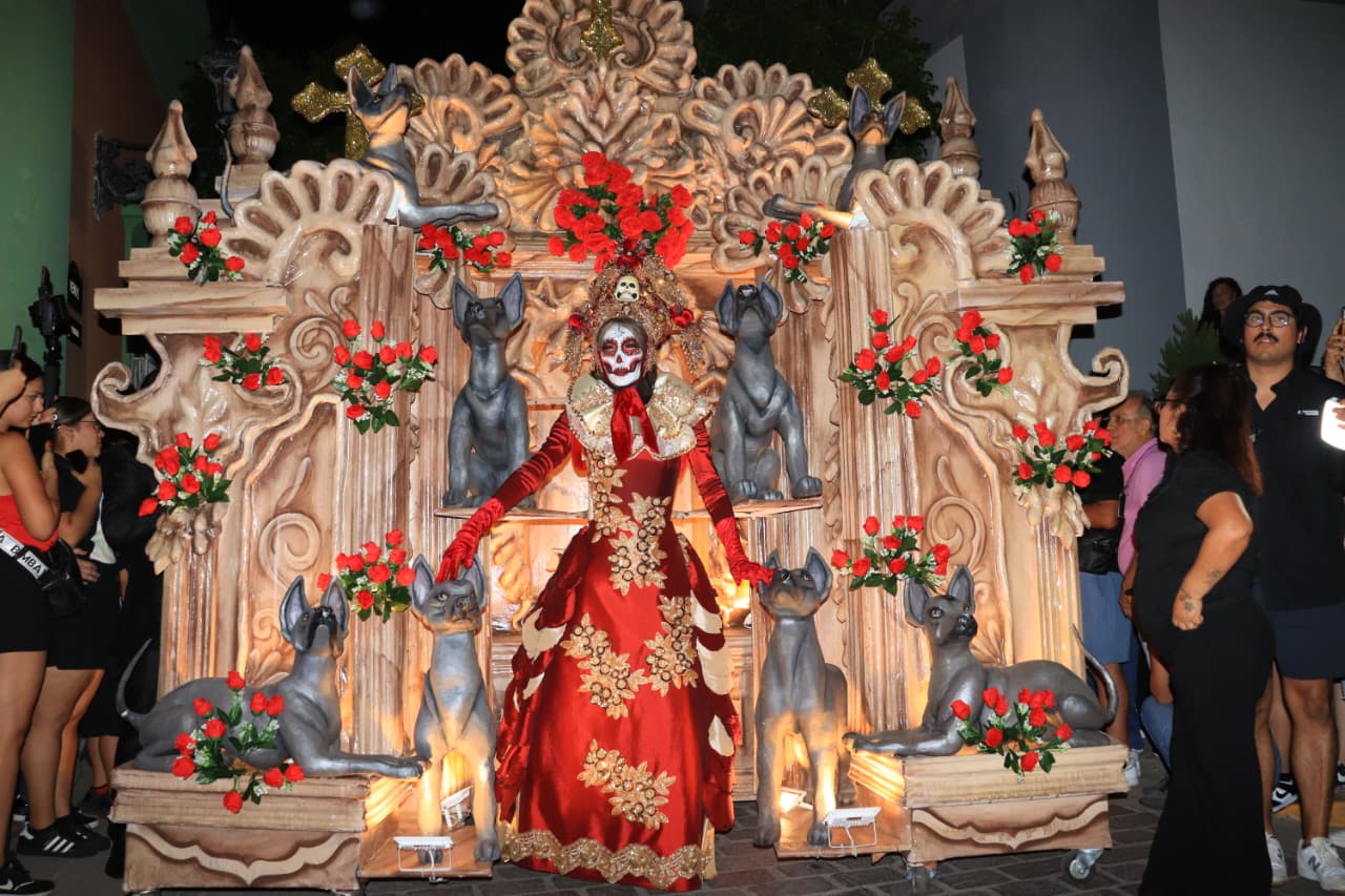 Miles de mazatlecos y turistas van al encuentro de la Catrina