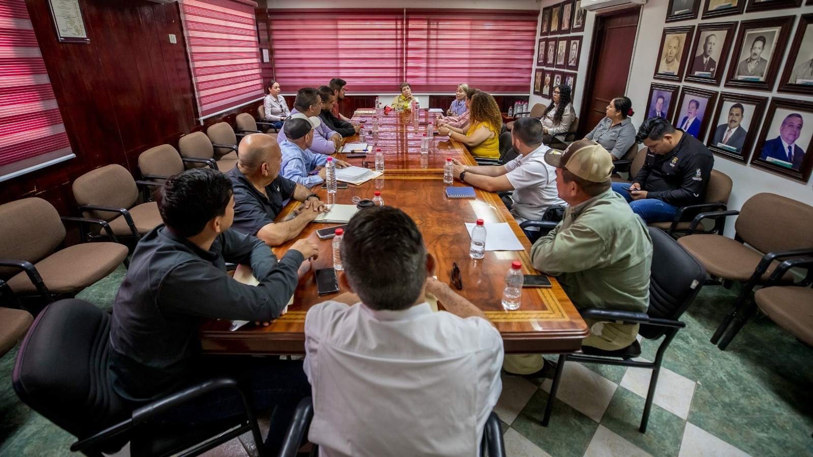 La alcaldesa de Guasave, Cecilia Ramírez se reúne con síndicos municipales