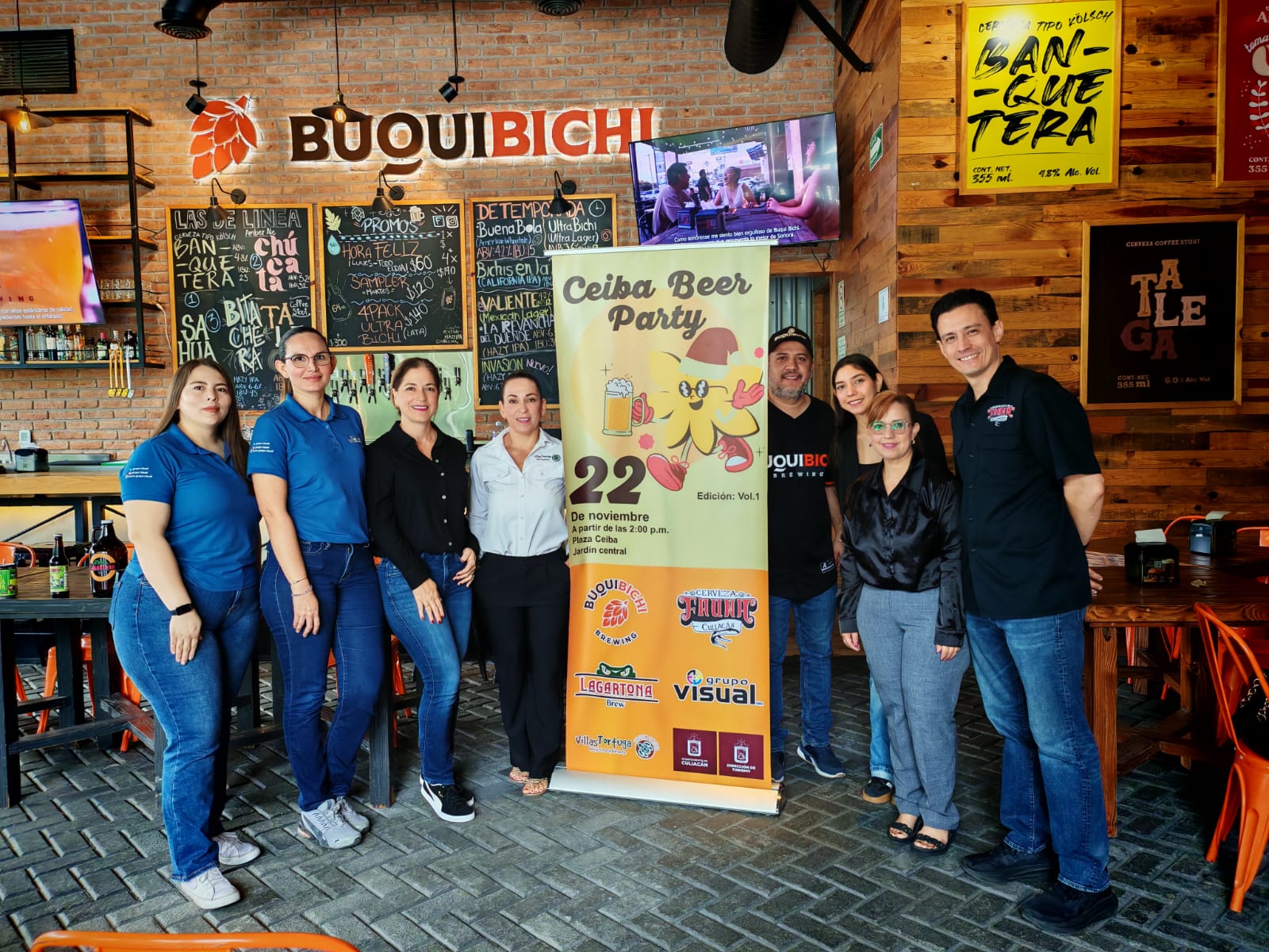 Conferencia de prensa para Festival cervecero Ceiba Beer Party en Culiacán, donde se ve a los organizadores posando para la foto al lado del promocional oficial del evento