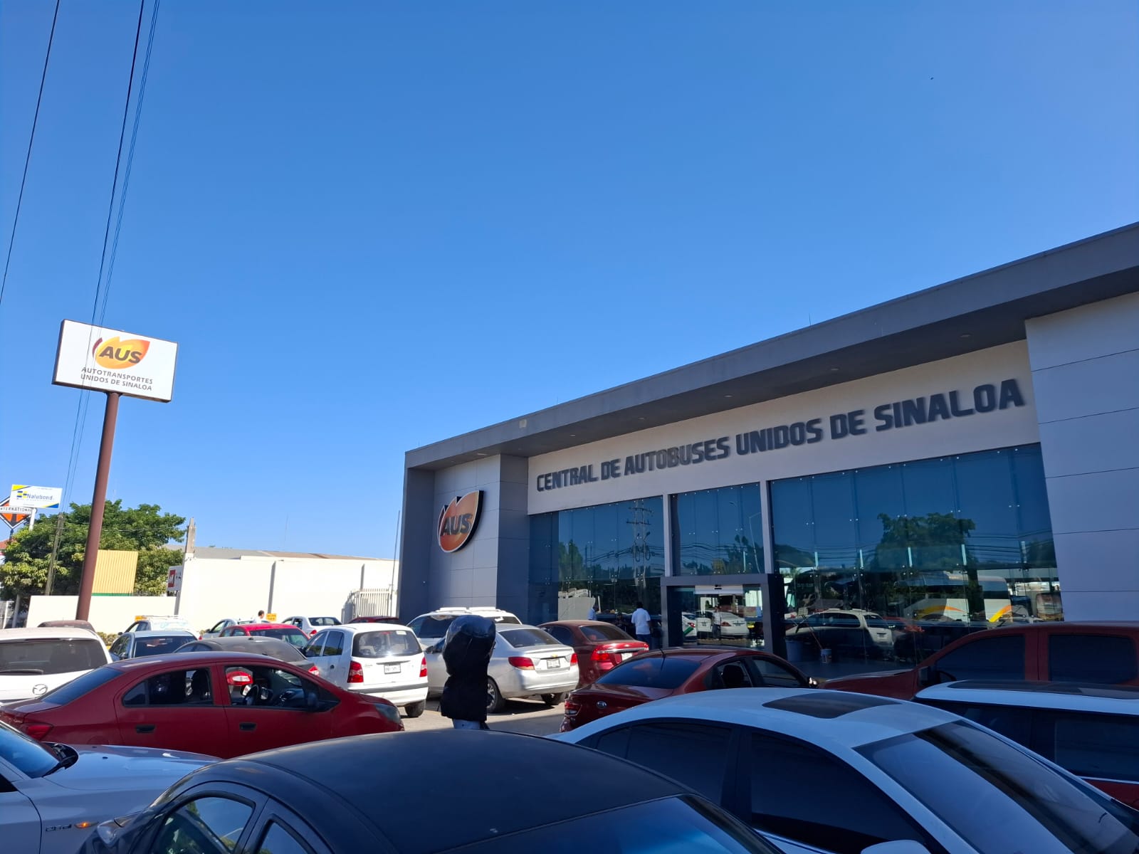 Central de Autobuses Unidos de Sinaloa y vehículos estacionados
