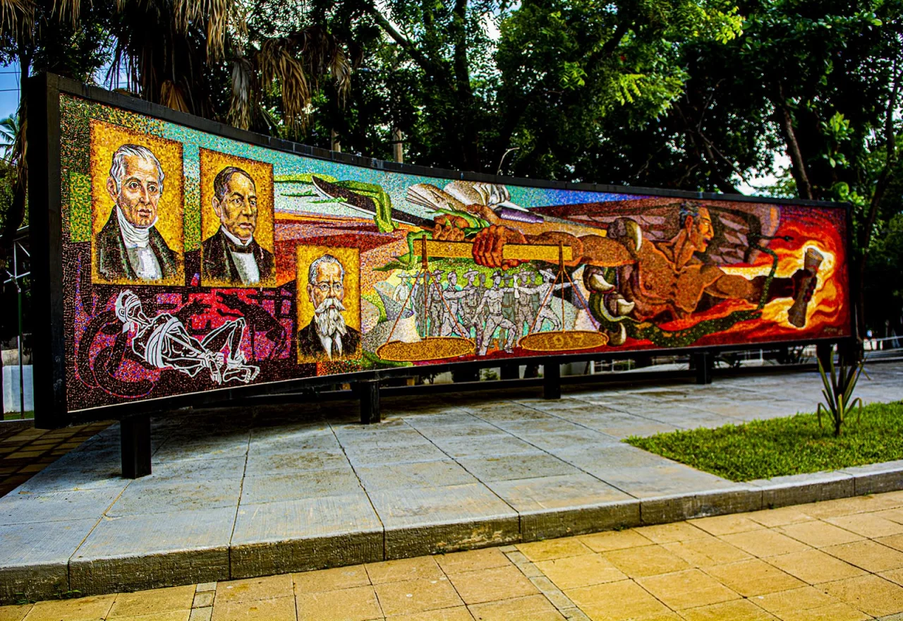 Mural largo donde se presentan los rostros pintados de Benito Juárez y demás grandes de la historia, en Centro Cívico Constitución