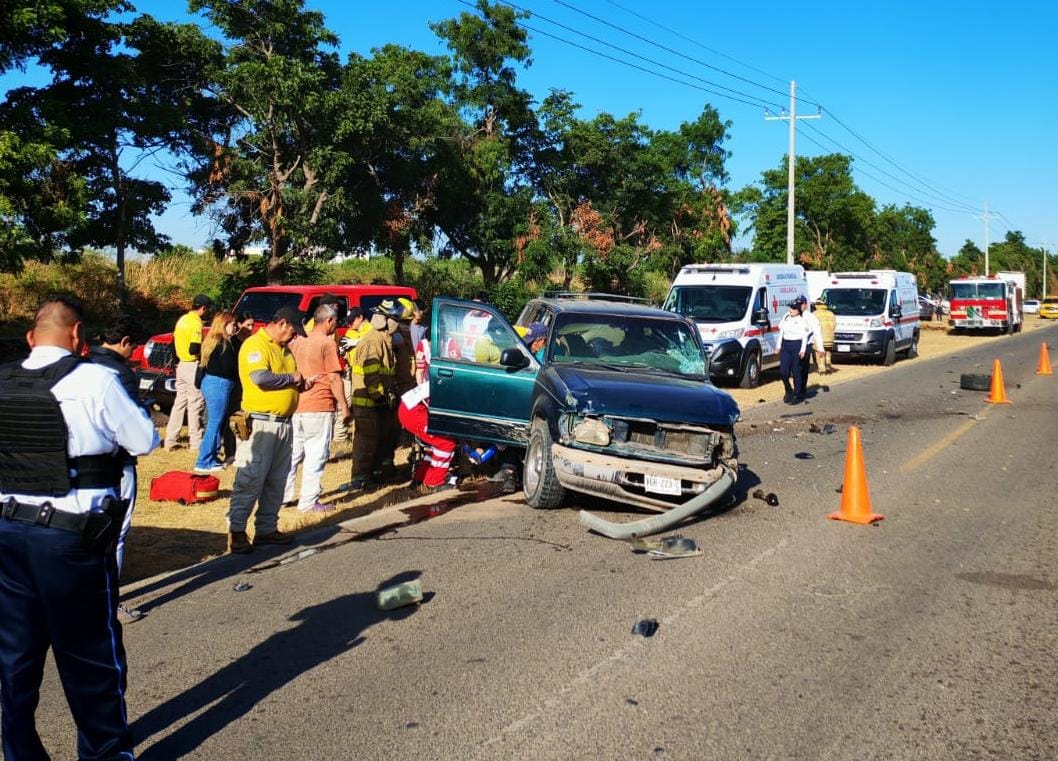 Camioneta con un impacto en la parte frontal en una carretera, se observan elementos de emergencia así como conos naranjas para delimitar el espacio