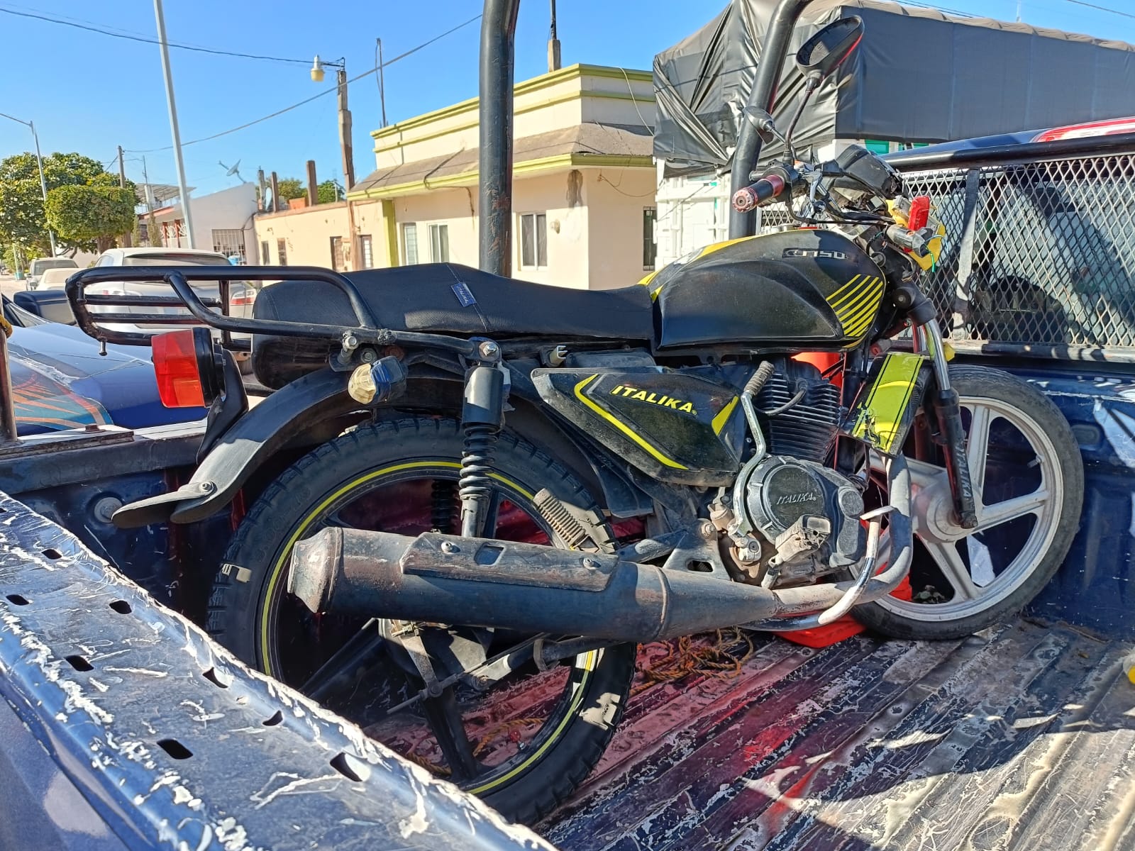 Motocicleta a bordo de una unidad de Vialidad