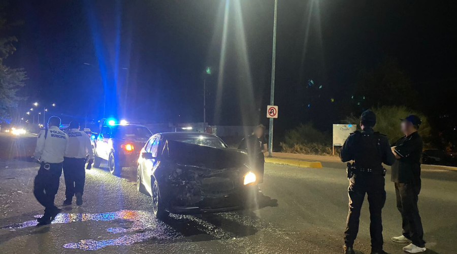 Dos vehículos chocan frente a las instalaciones de la Secretaría de Seguridad de Guasave