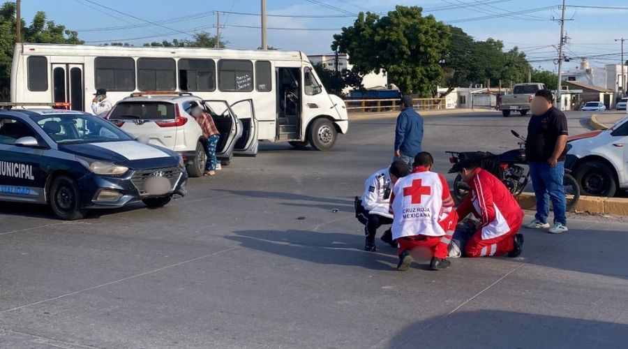 Paramédicos de la Cruz Roja en la calle junto a una unidad de Tránsito
