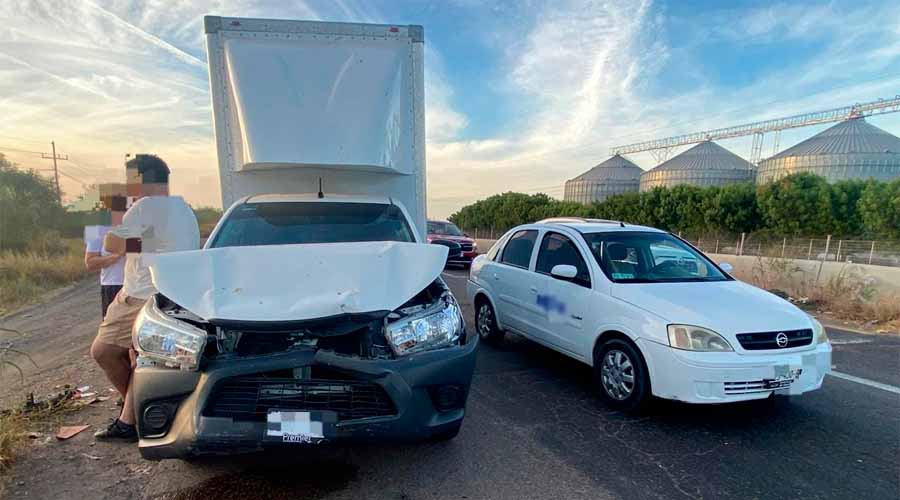 Vehículos chocan en Carretera México 15 de Guasave