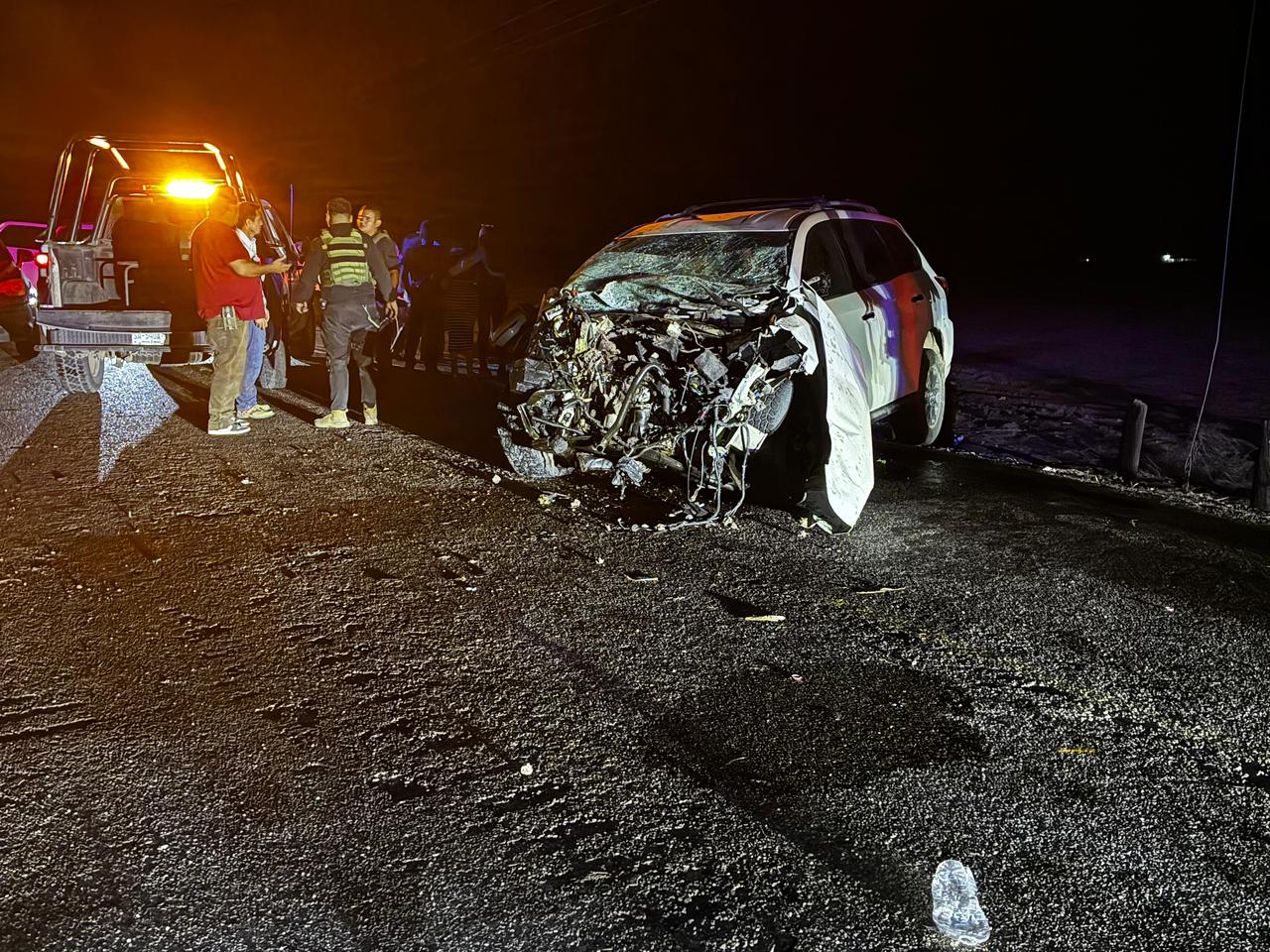 Camioneta blanca destruida de la parte frontal
