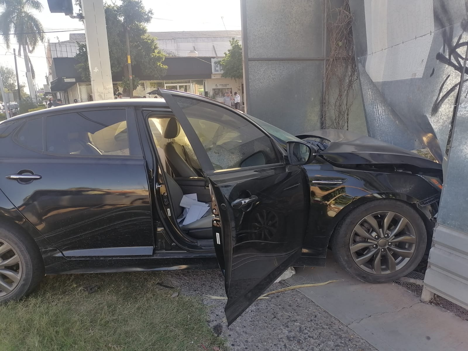 Vehículo se impacta contra el cerco de un predio tras chocar con un auto en Los Mochis