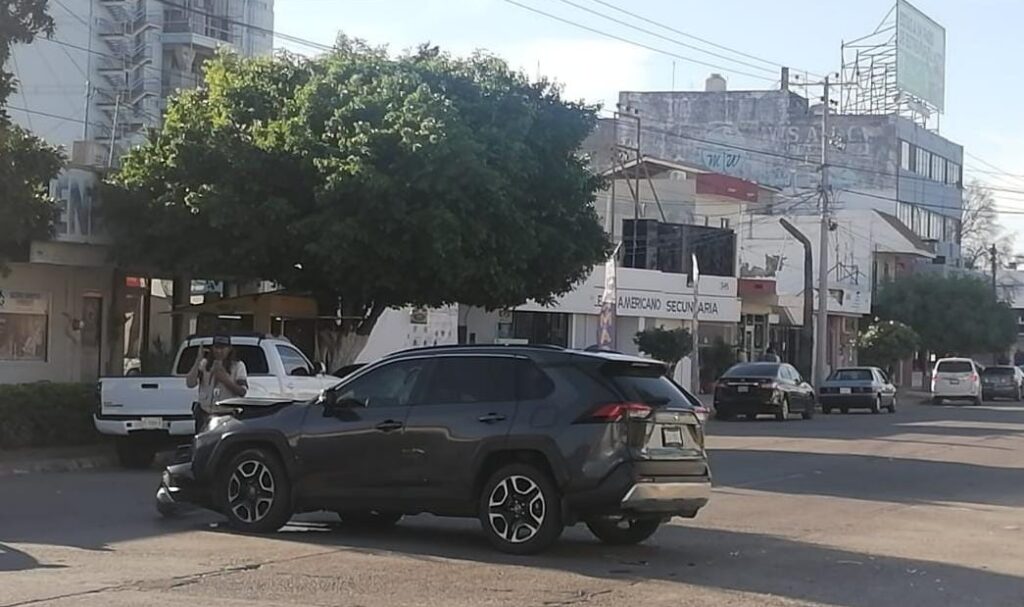 Camioneta Toyota Rav4 involucrada en choque en Los Mochis