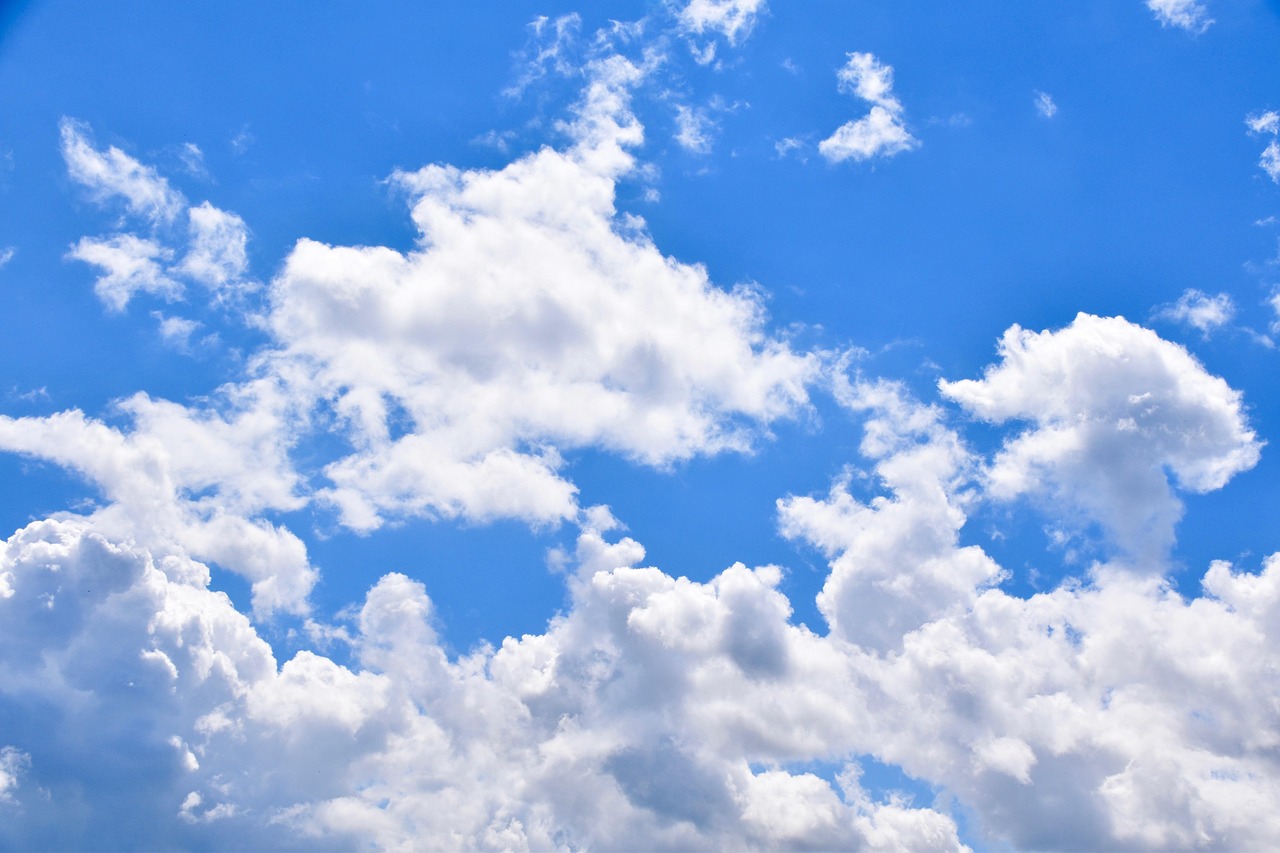 Cielo azul con nubes blancas