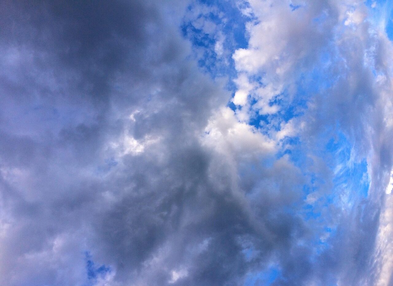 Cielo azul parcialmente nublado