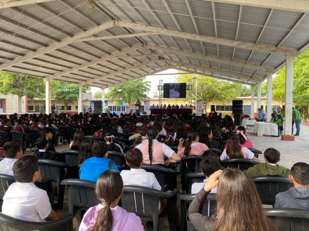 Frente a más de 250 estudiantes de secundaria, la joven presentó el proyecto: “El ADN secreto del maíz: ¿Podemos salvar las semillas mexicanas?”