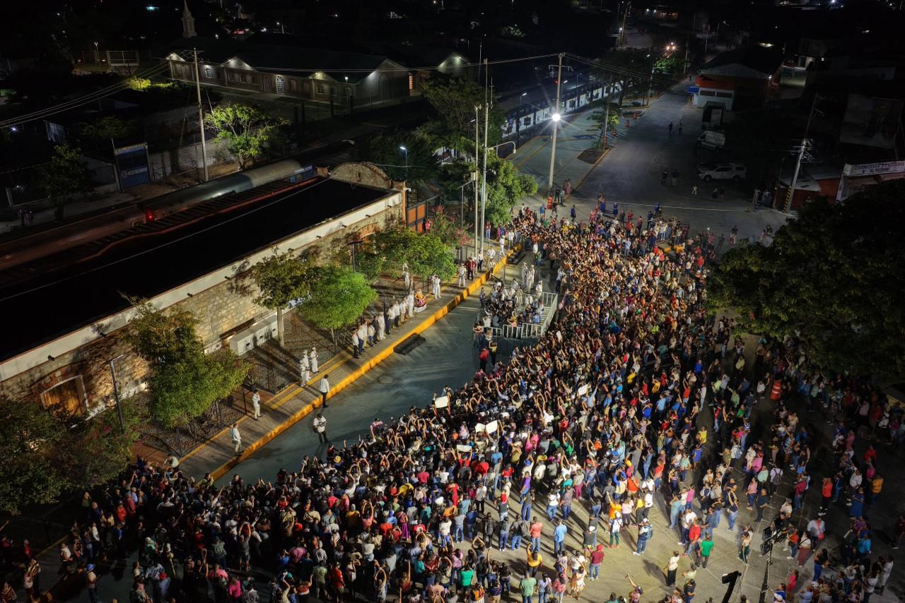 Toma aerea de una multitud de personas en la inauguración del tren interoceanico