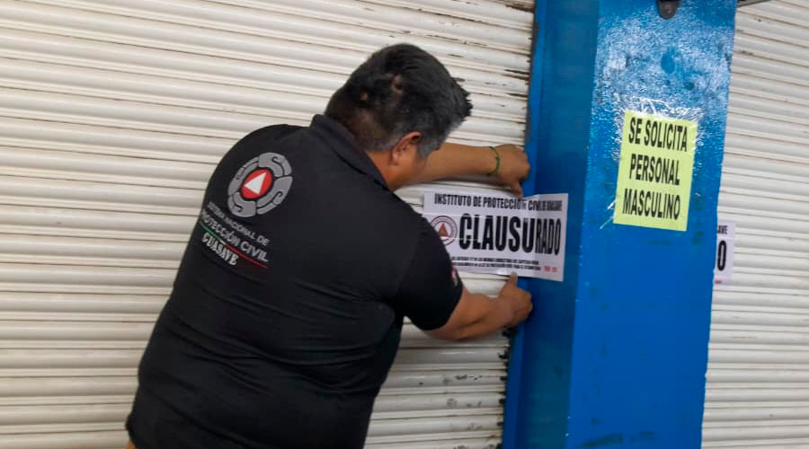 Personal de Protección Civil clausura una tienda de ropa en Guasave