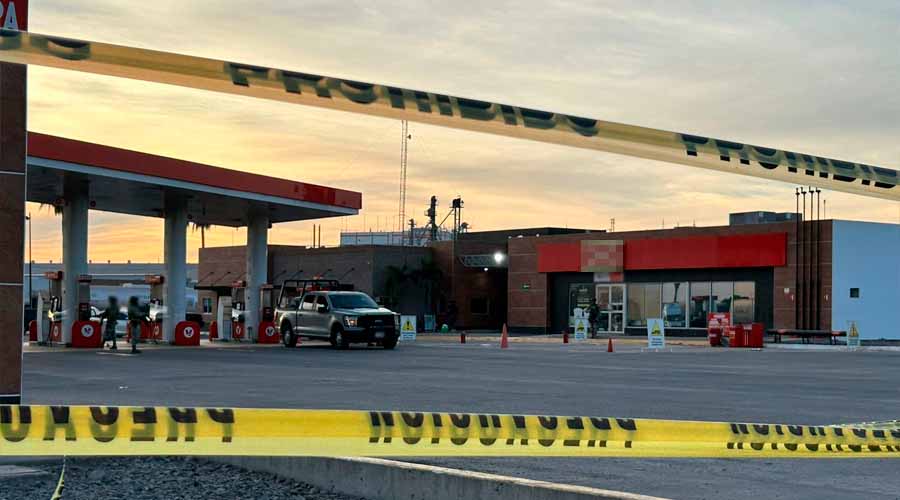 Elementos de Marina resguardan una de las gasolineras clausuradas en Los Mochis