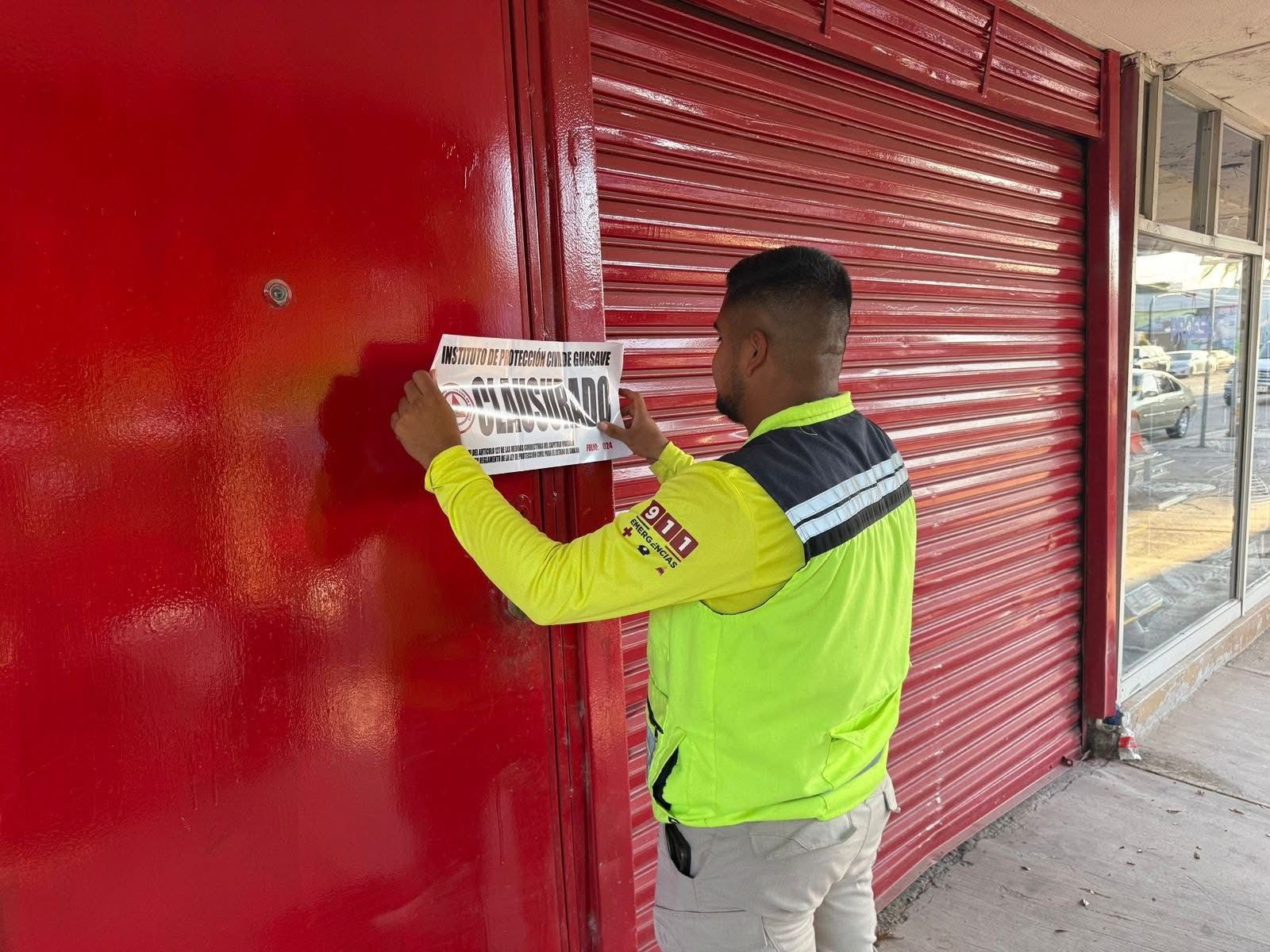 Persona clausurando un establecimiento comercial