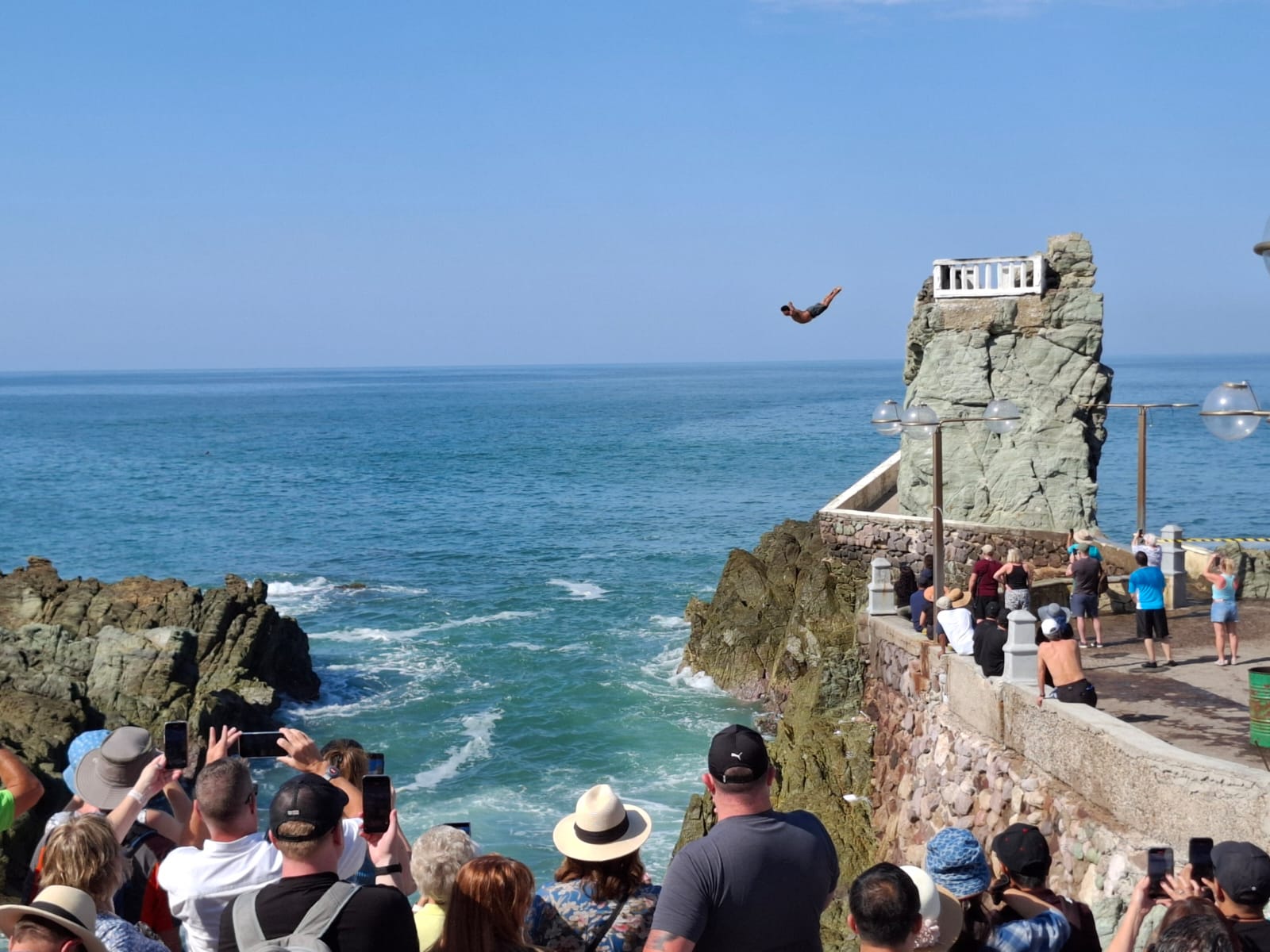 Clavadistas desafían la gravedad con talento y precisión para entretener a visitantes
