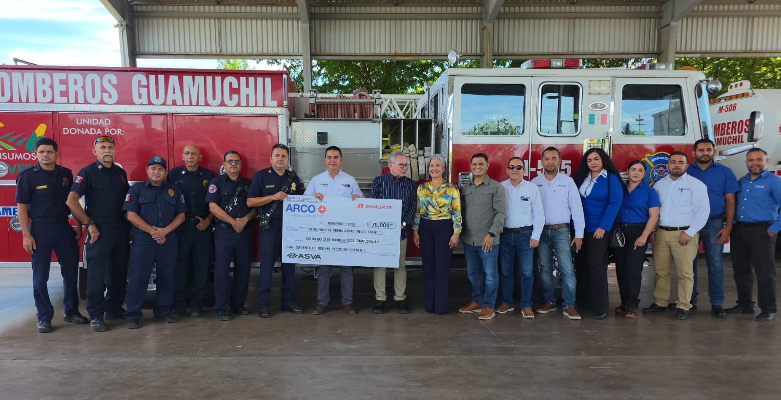 Representantes de Bomberos, Grupo ASVA y la presidenta municipal sosteniendo el donativo recibido