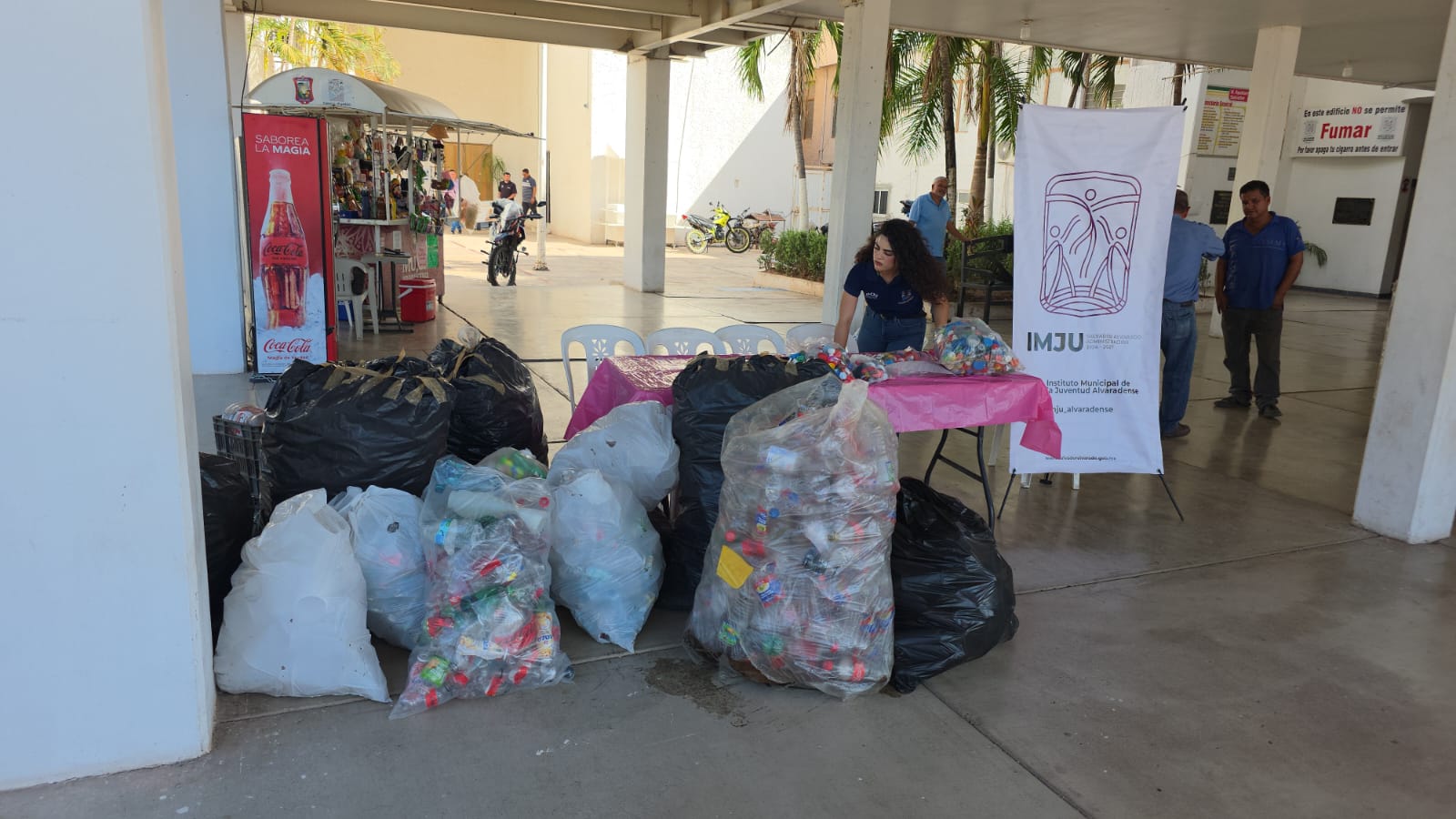 Bolsas con plástico en la explanada de Salvador Alvarado