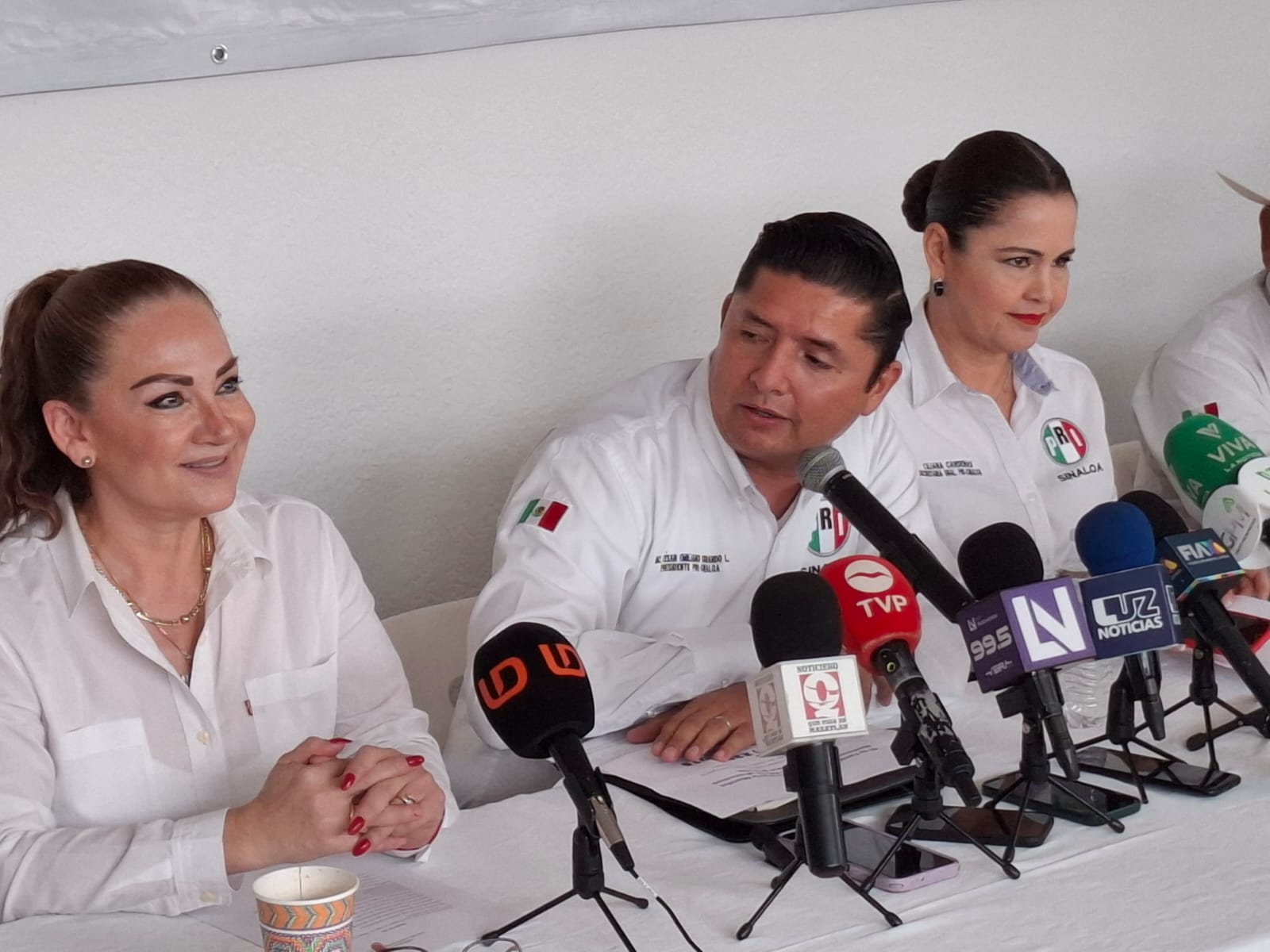 Dirigentes del Comité Directivo Estatal del PRI en Sinaloa sentados en una mesa