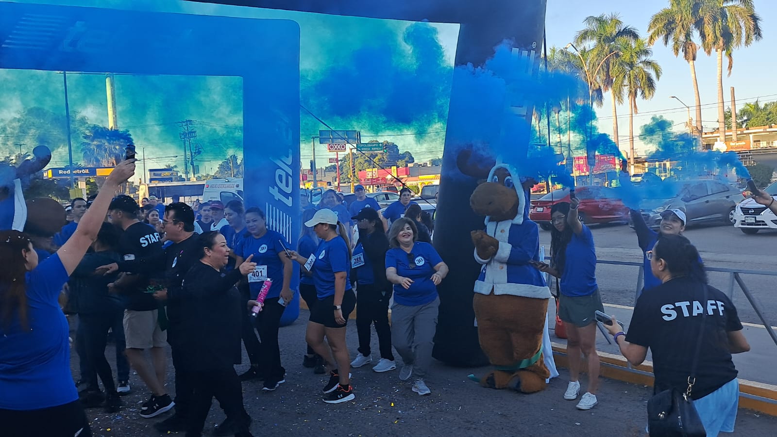 Personas con humo azul en carrera de Los Mochis