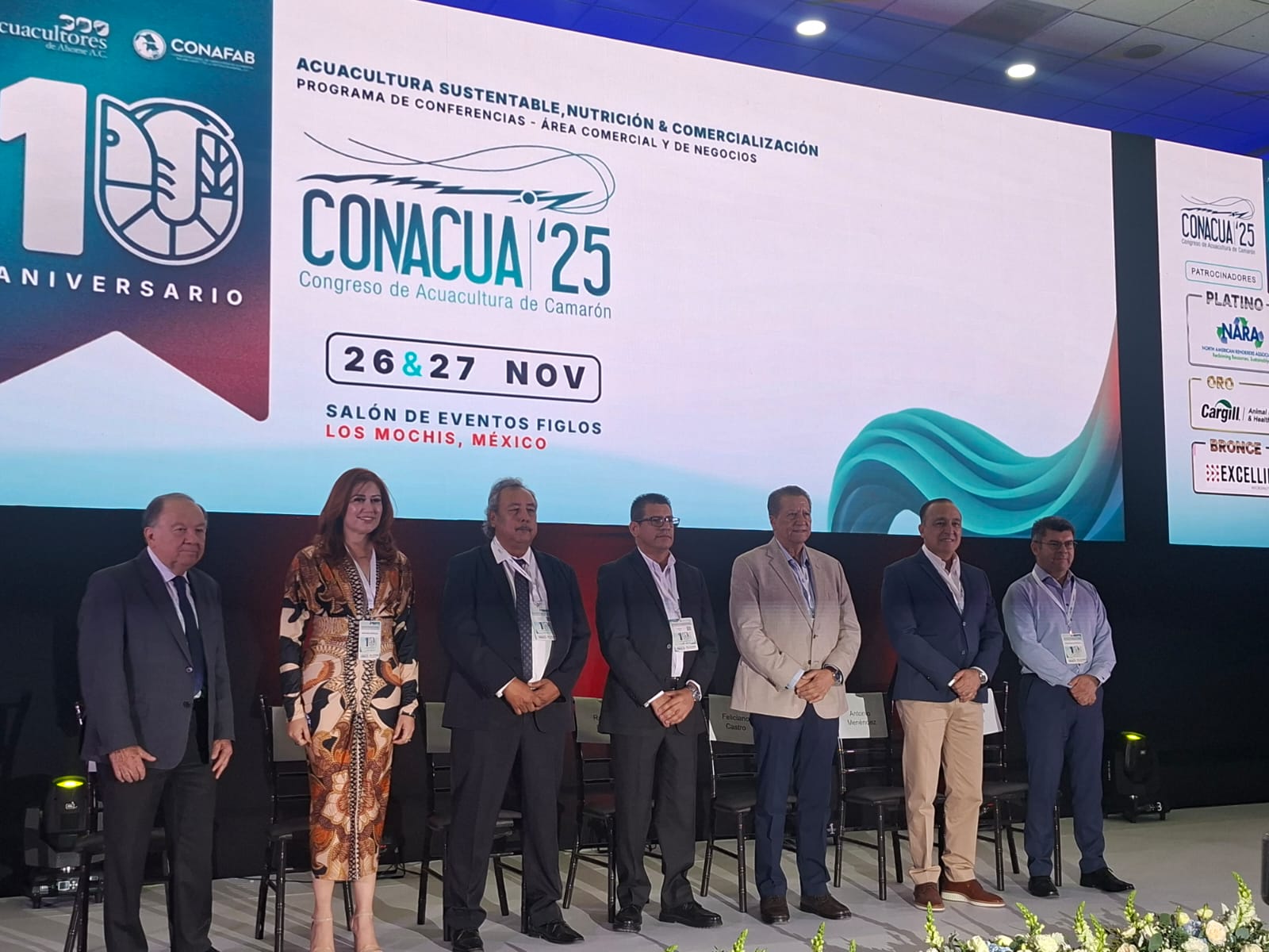Organizadores y funcionarios posando para la foto en el Congreso Nacional de Acuacultura
