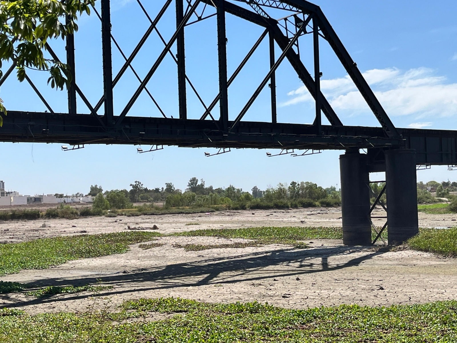 Sequía cerca del puente negro en Culiacán