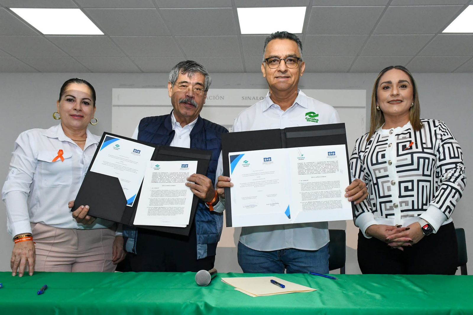 Cuatro personas de la Comisión Estatal de Derechos Humanos y Conalep en firma campaña