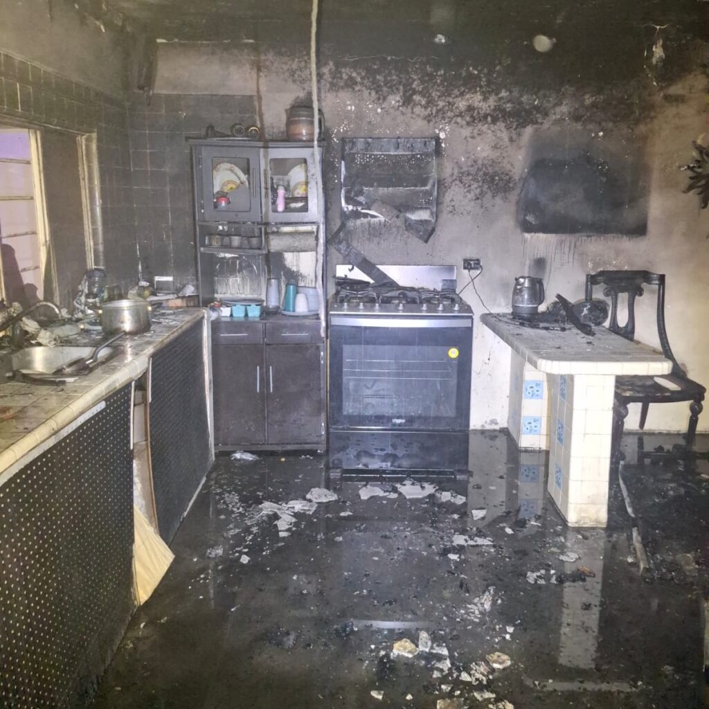 Vivienda con daños tras incendio en Guasave
