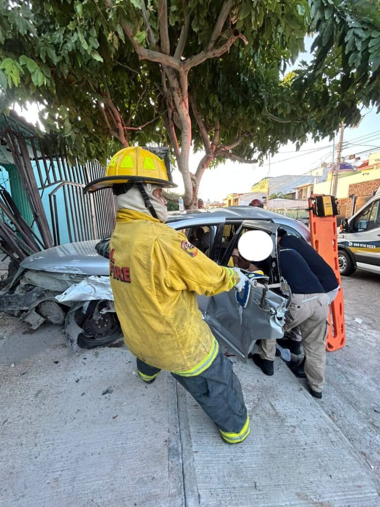Conductor de un vehículo se impactó contra la reja del barandal