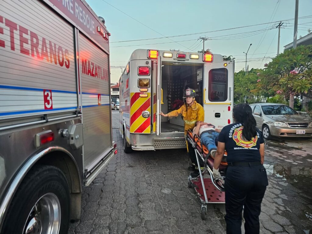 Conductor de un vehículo se impactó contra la reja del barandal