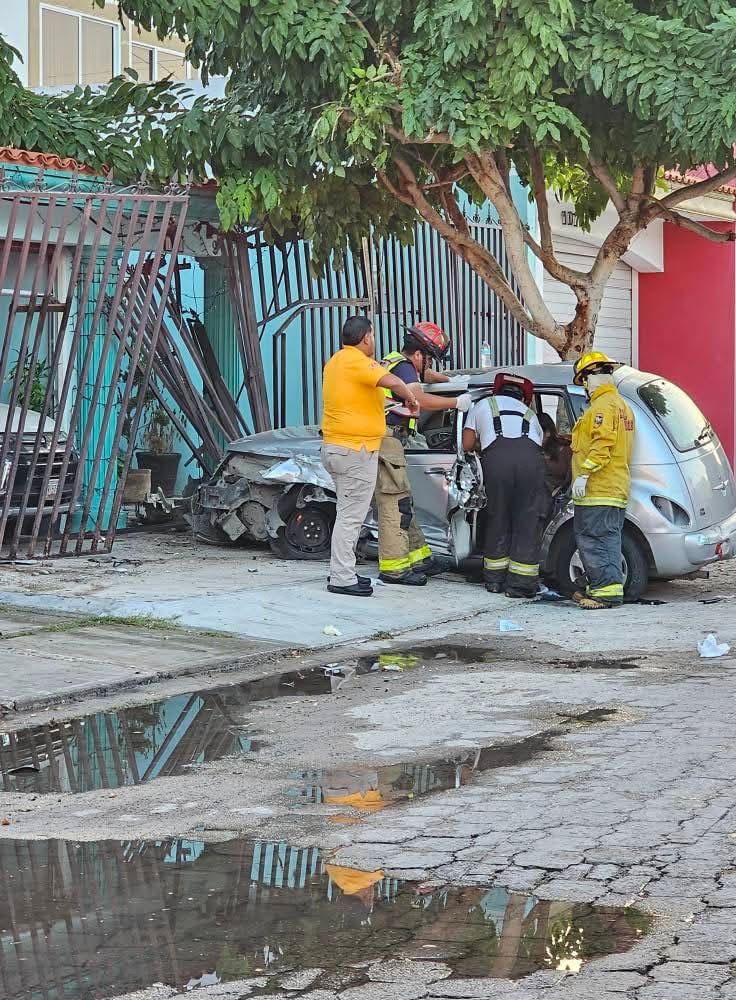 Conductor de un vehículo se impactó contra la reja del barandal