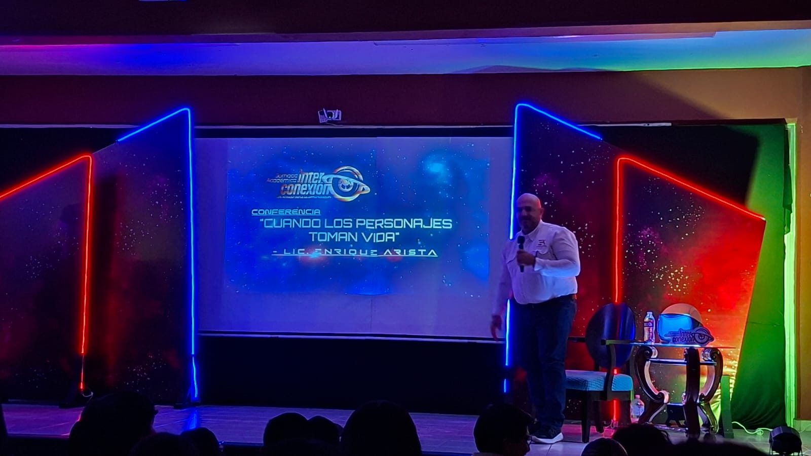 Enrique Arista impartiendo su conferencia “Cuando los personajes toman vida” durante la Jornada Educativa “Interconexión, un espacio para la comunicación” en la UAdeO de Guasave