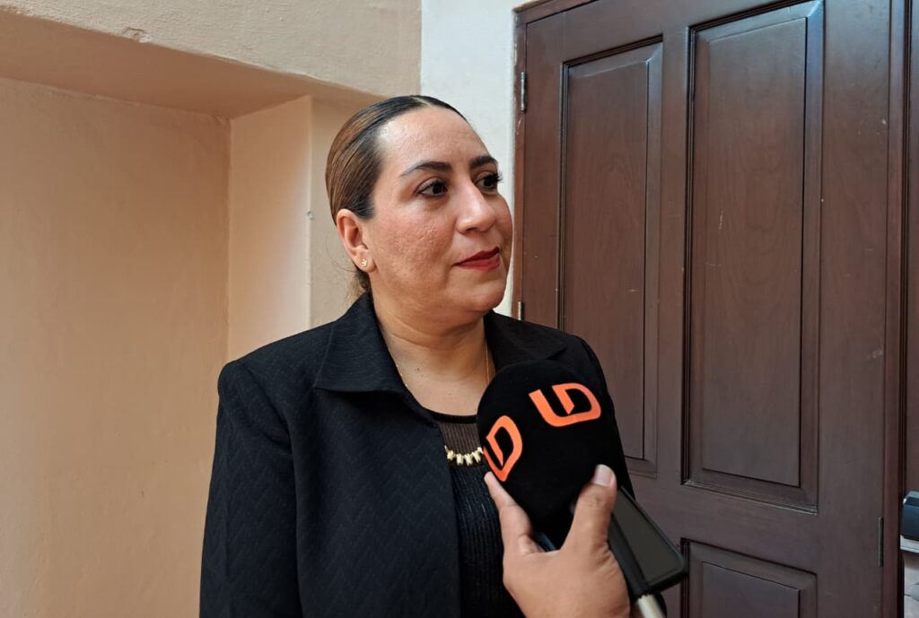 Jemima Zamudio, gerente de Enfermería de hospital Sharp Mazatlán con el micrófono de Línea Directa 